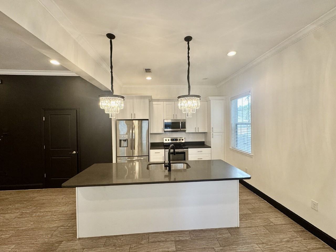 331 N Trask St - Photo 5 of 23