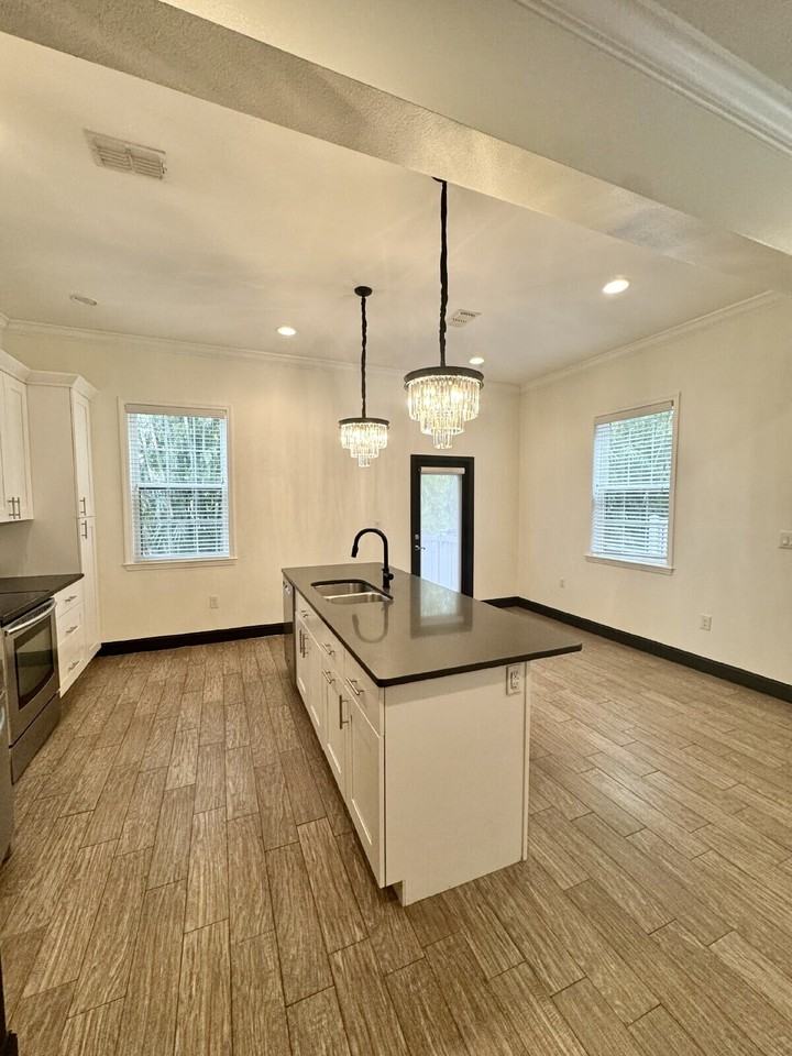 331 N Trask St - Photo 6 of 23