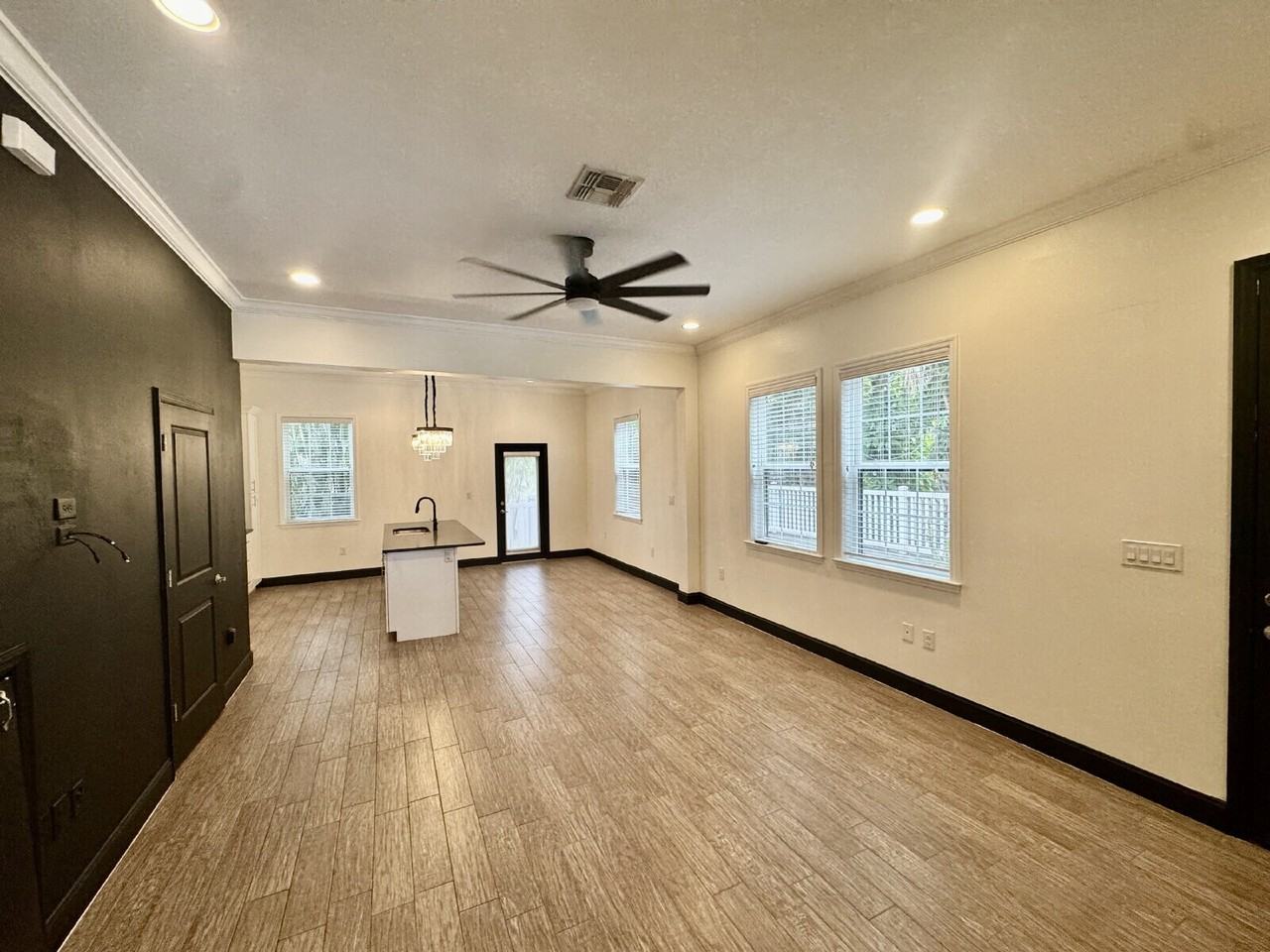 331 N Trask St - Photo 7 of 23