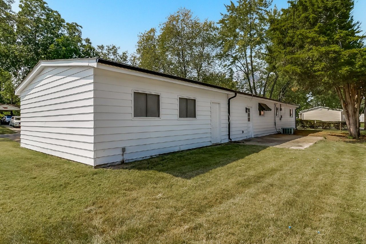 1215 Pamela Dr - Photo 4 of 20