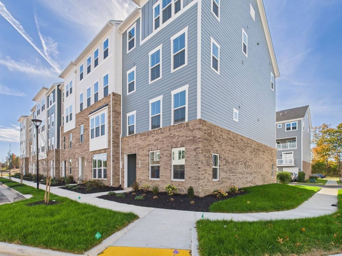 2802 2802 Calgary Lane - Photo 2 of 10