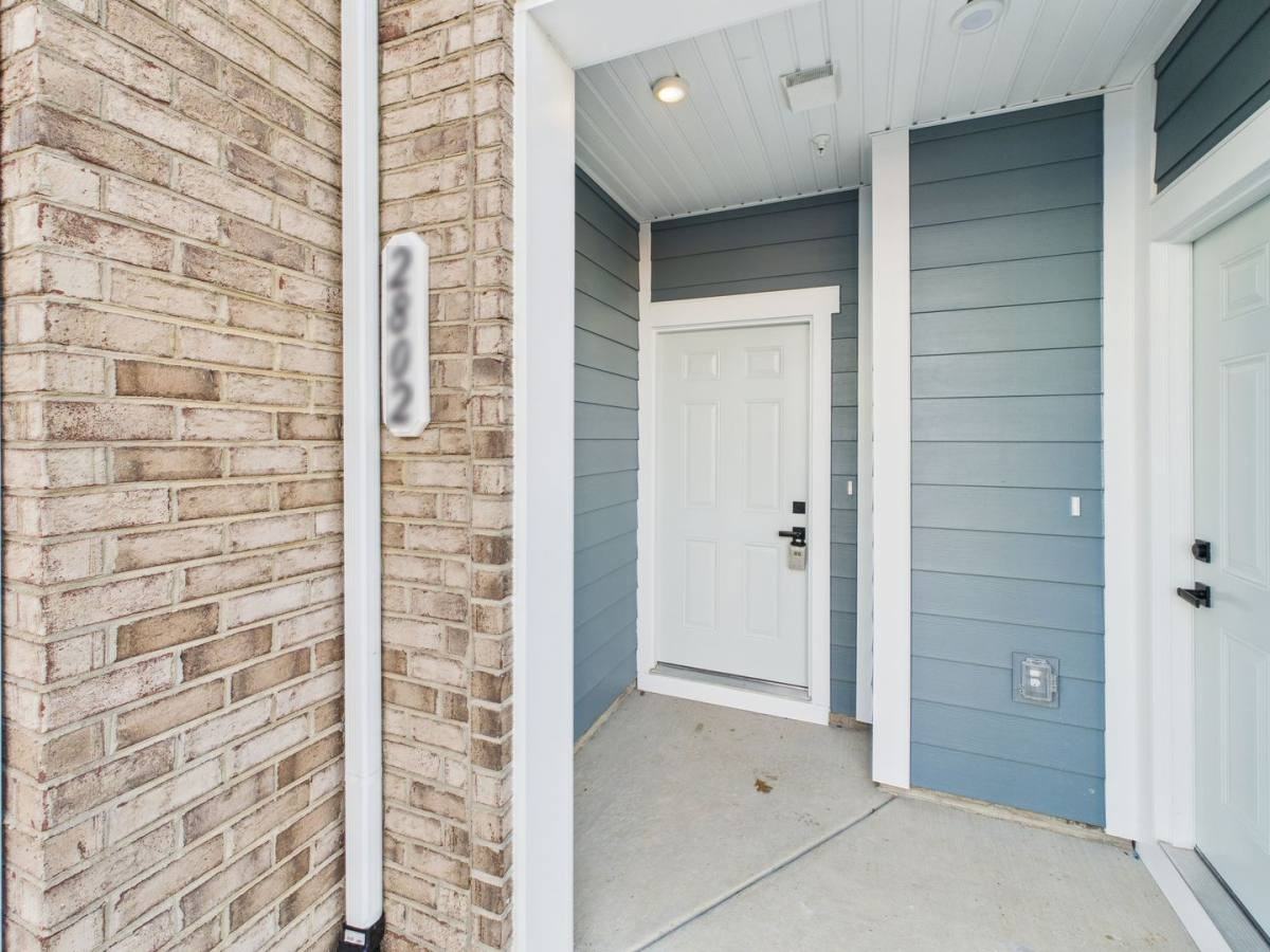 2802 2802 Calgary Lane - Photo 3 of 10