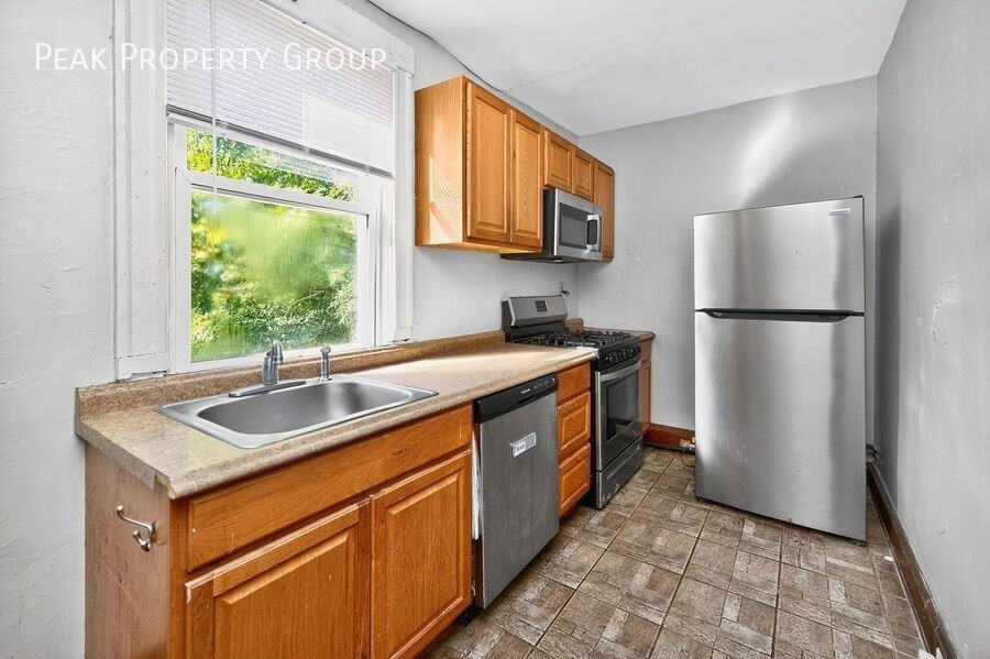 225 Atkinson St - Photo 4 of 15