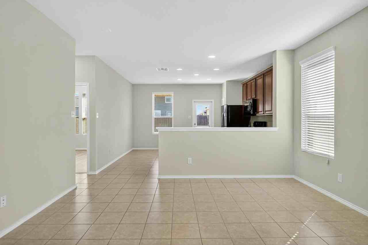 137 Miracle Drive - Photo 5 of 31