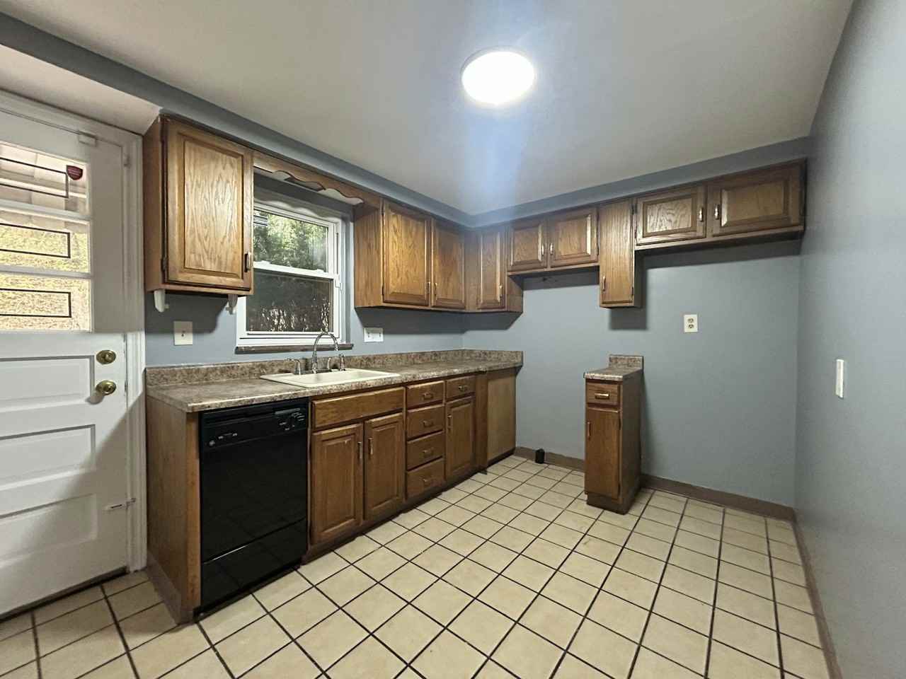 1718 McNary Boulevard - Photo 7 of 26