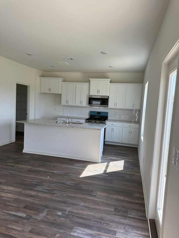 425 Pkwy Gdns Ln - Photo 3 of 50