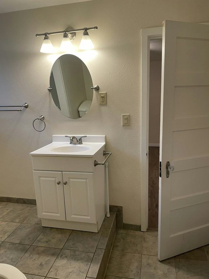 254 E 4th Ave - Photo 4 of 11