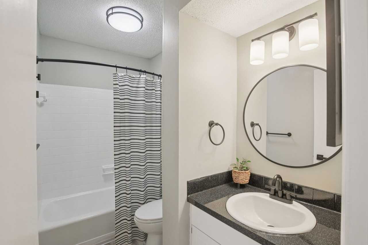 Latitude 72 - Photo 4 of 17