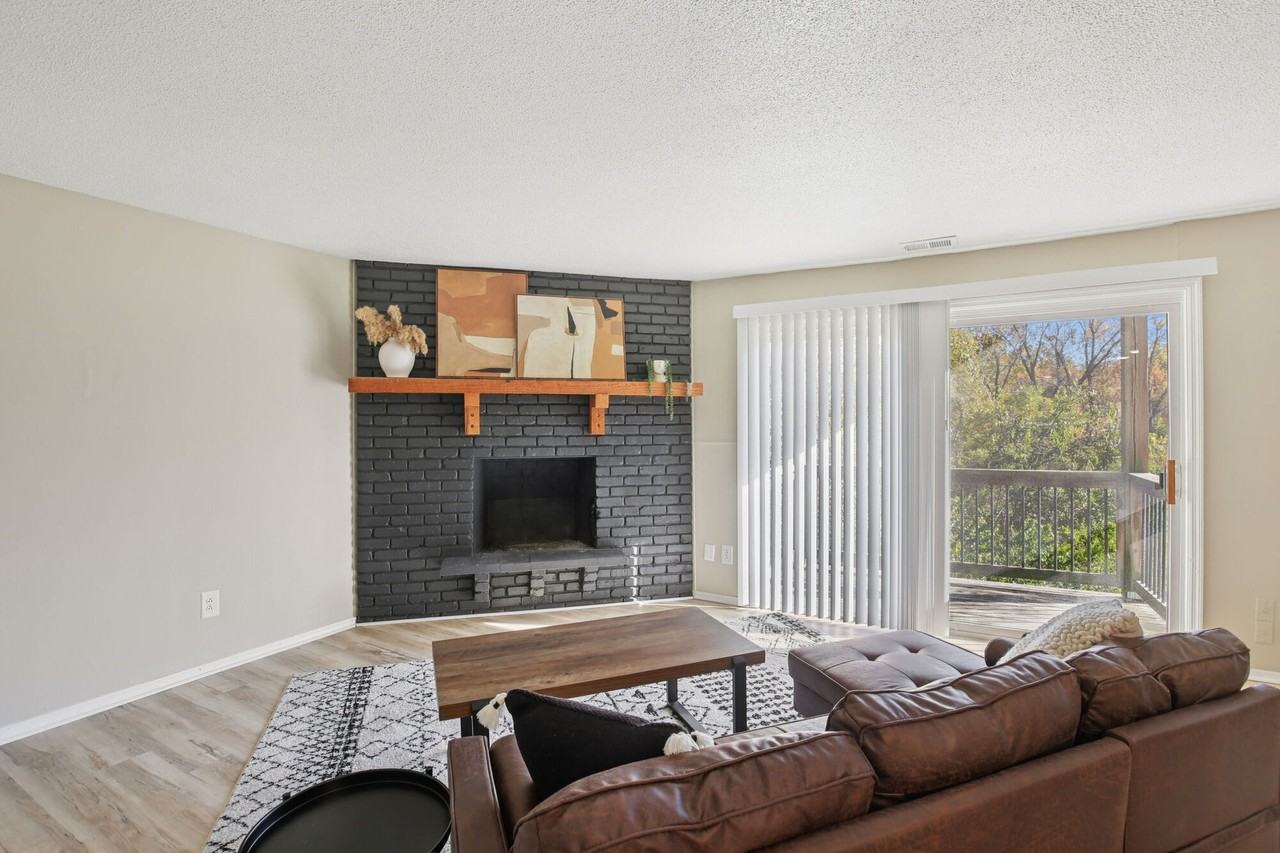 Latitude 72 - Photo 7 of 17