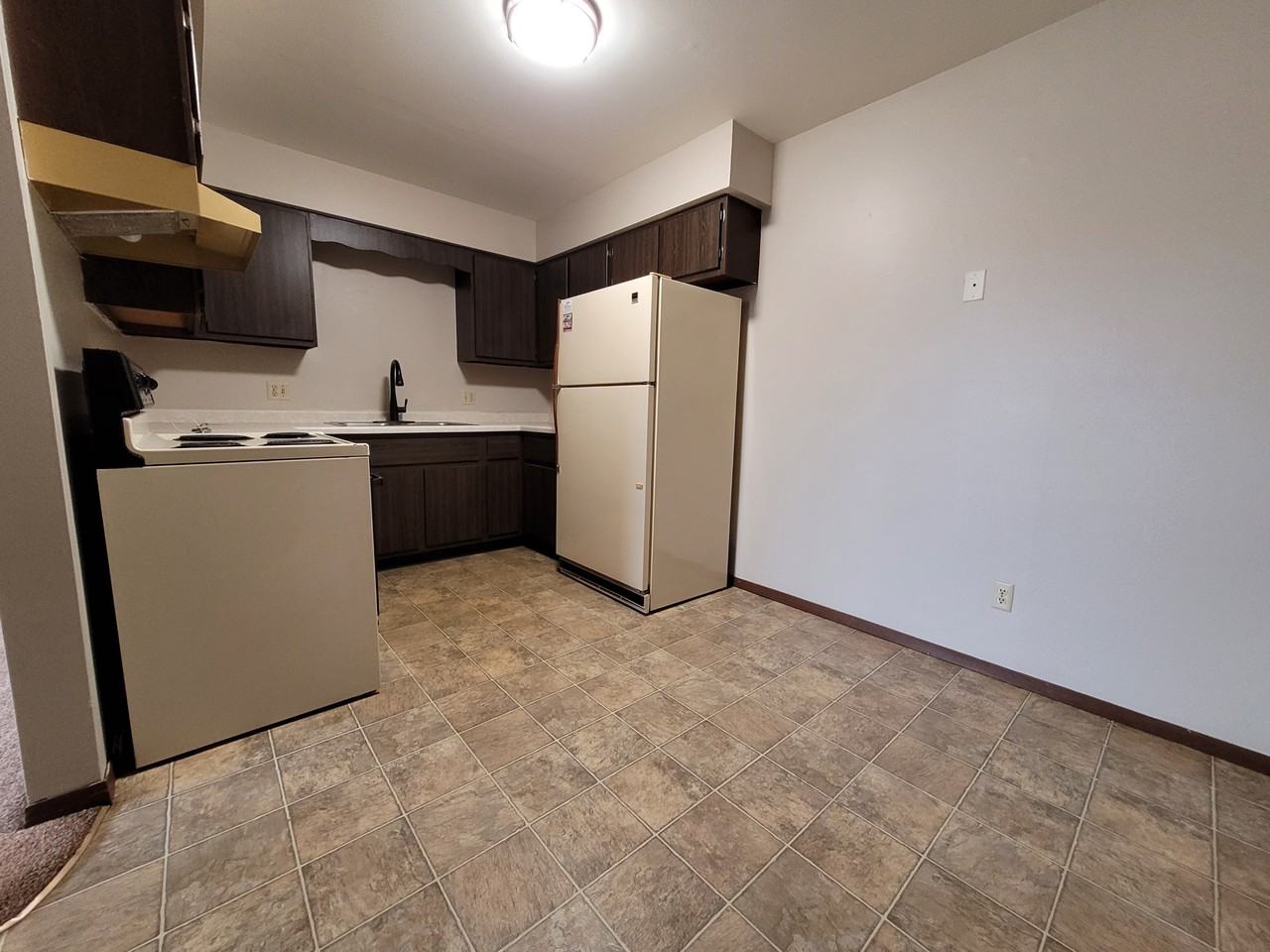 633 West Factory Street - Photo 3 of 9