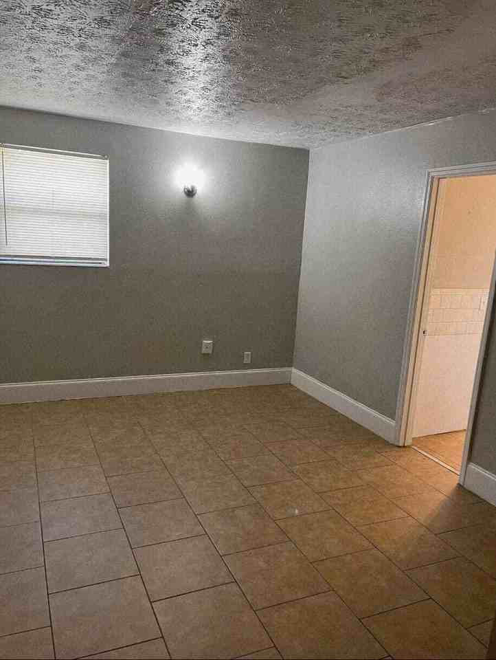 Aria - 1079 Saint Clair St. #3 - Photo 4 of 10