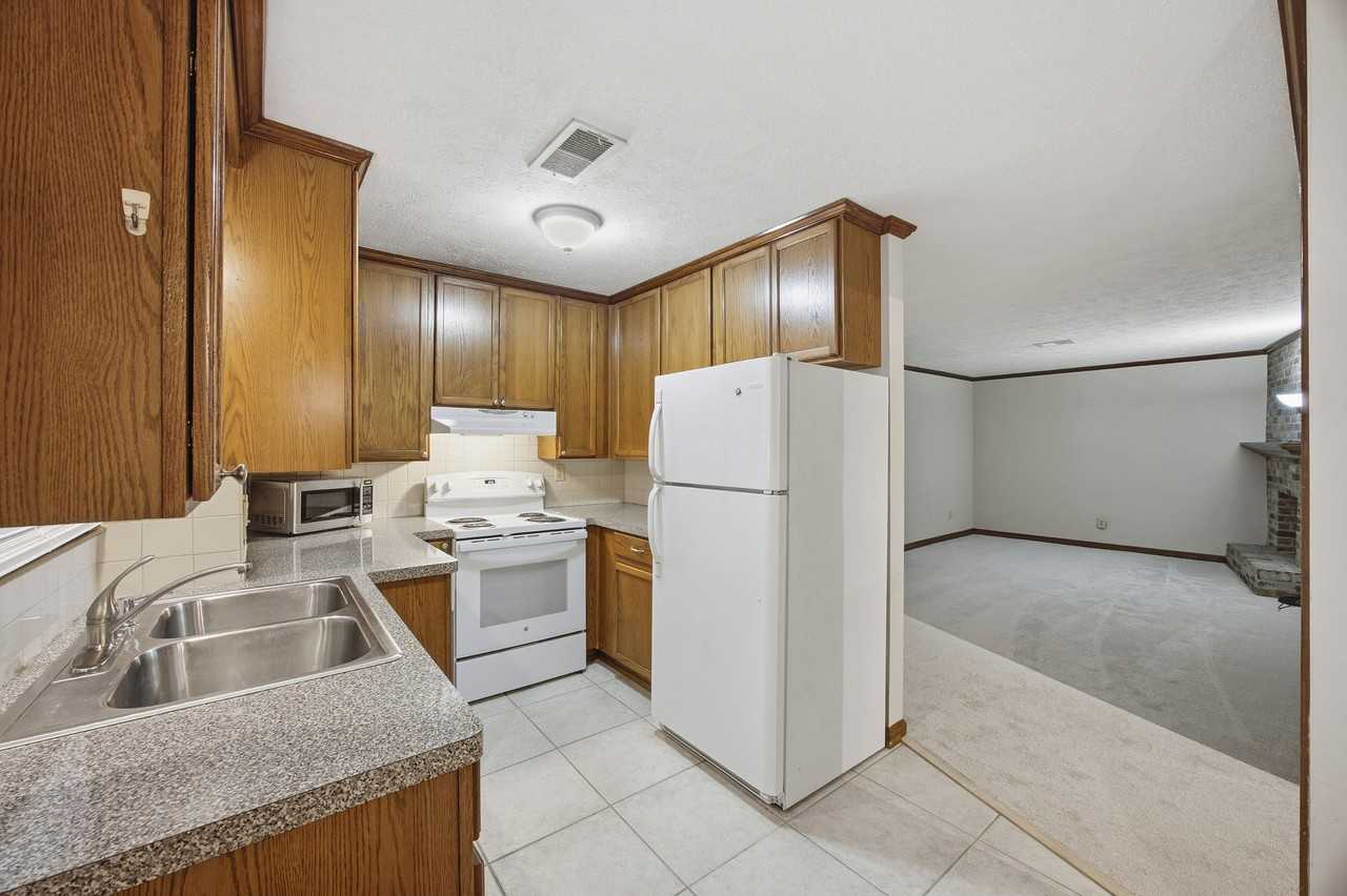 943 Ferncliff Road Northeast - Photo 5 of 20