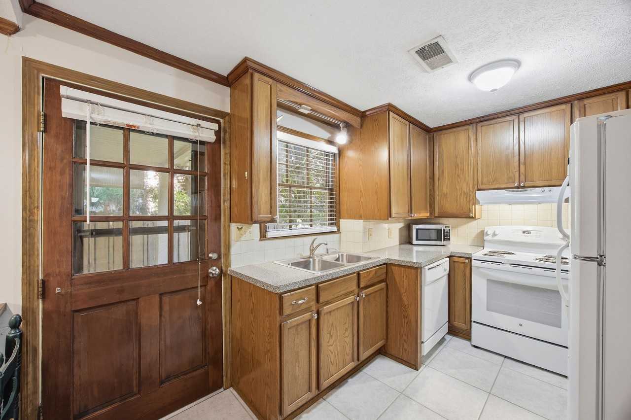 943 Ferncliff Road Northeast - Photo 6 of 20