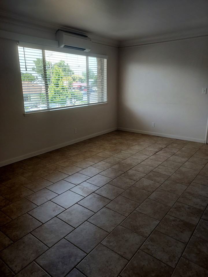 King Avenue Manor [KAM] - Photo 4 of 18