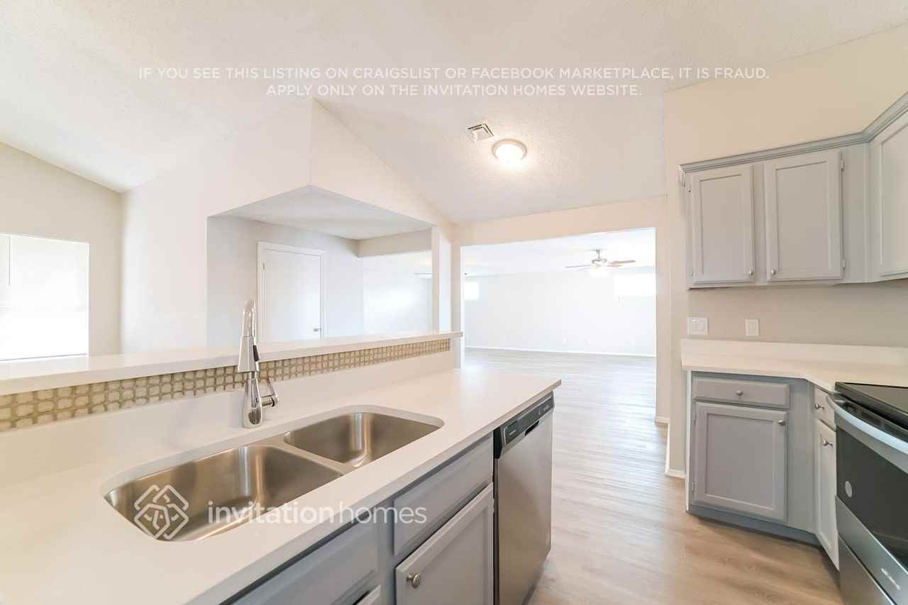 12522 N 85th Ave - Photo 7 of 16