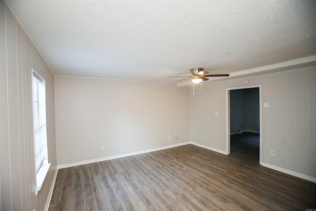 2100 Virginia Dr - Photo 4 of 14