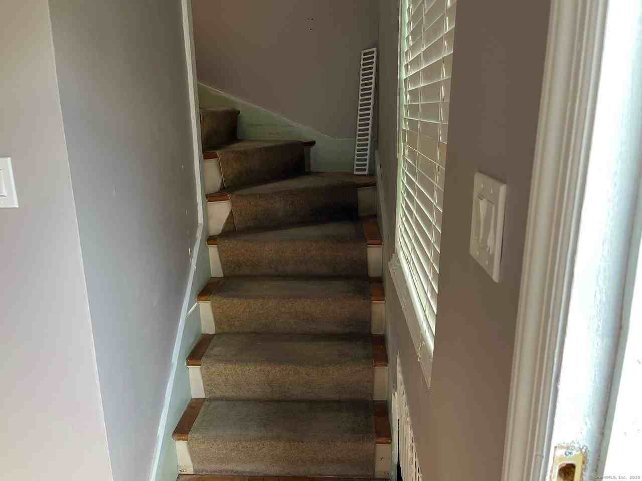 195 Valley St - Photo 3 of 8