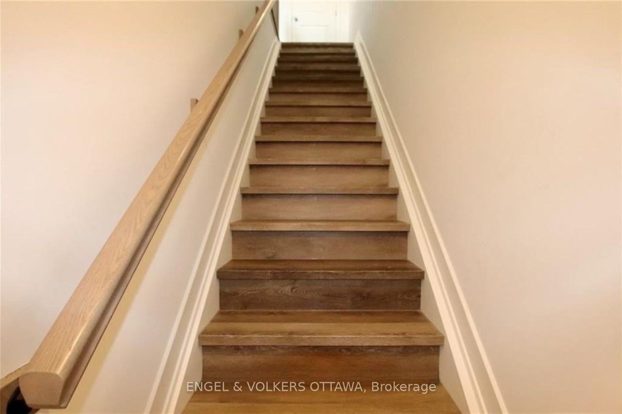 380 Rolling Meadow Cres - Photo 3 of 14