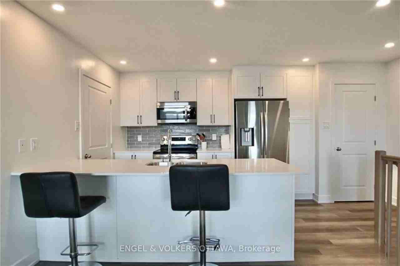 380 Rolling Meadow Cres - Photo 4 of 14