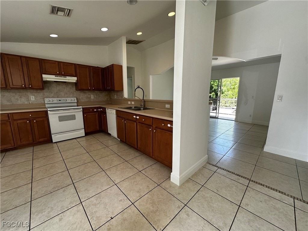 301 E 12th St - Photo 4 of 20