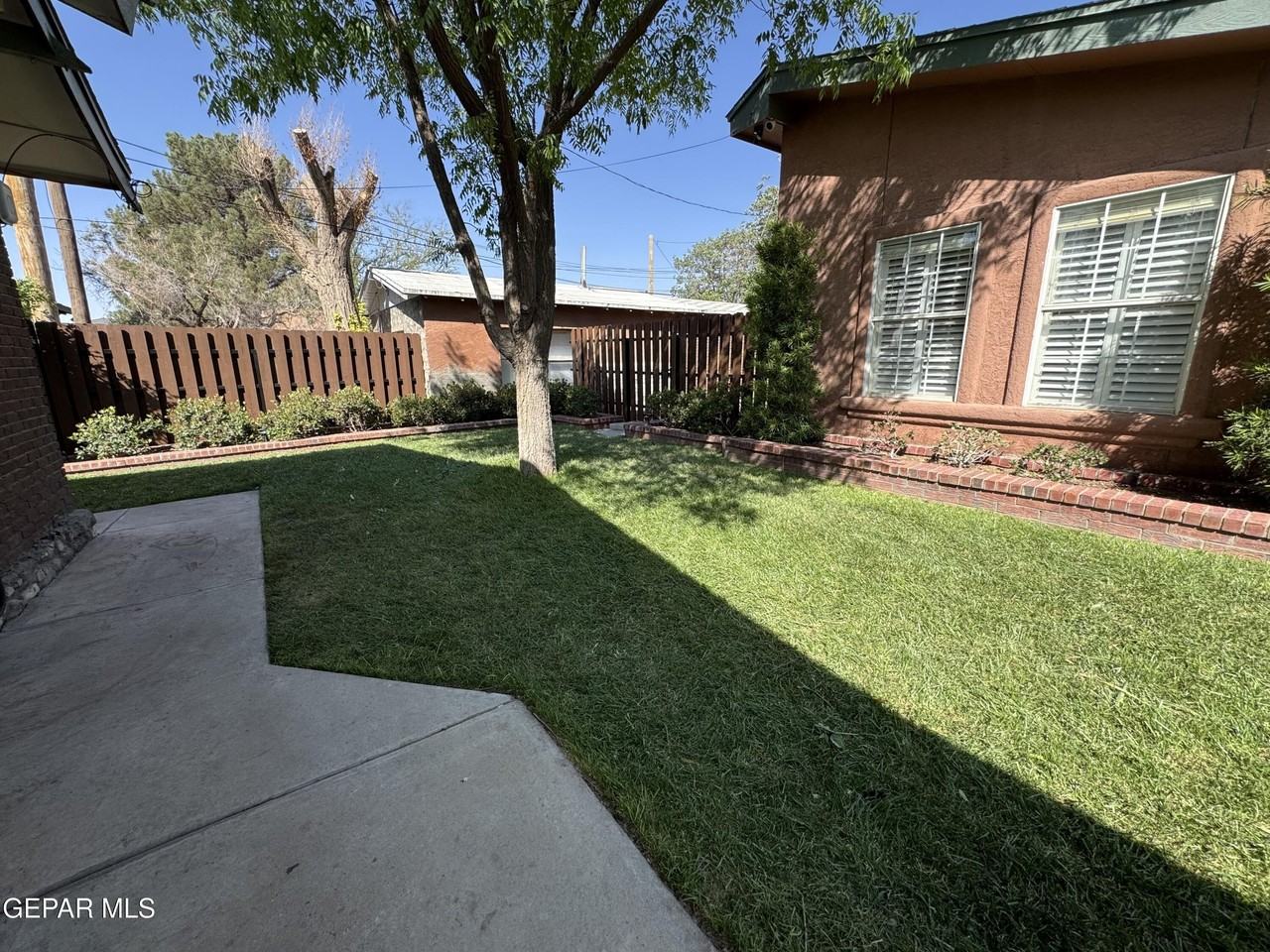 405 E Robinson Ave - Photo 2 of 21