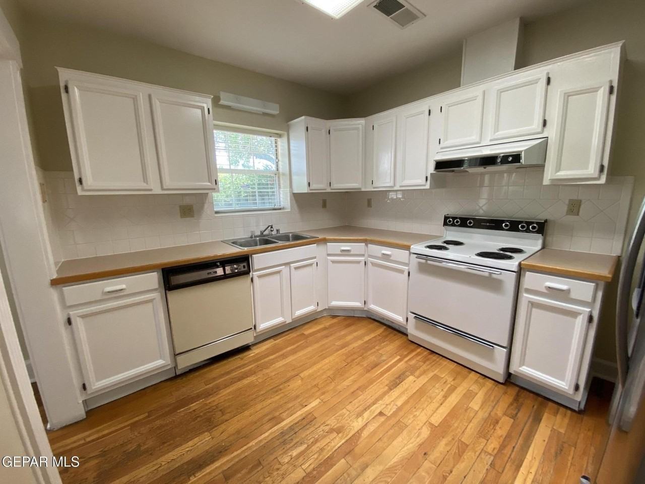 405 E Robinson Ave - Photo 7 of 21