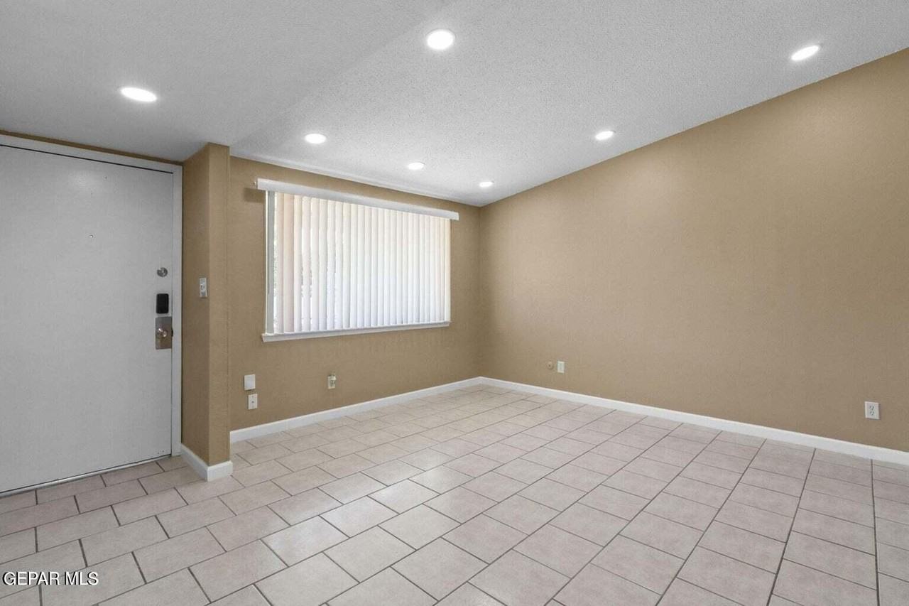 6039 Pompeii St - Photo 4 of 20