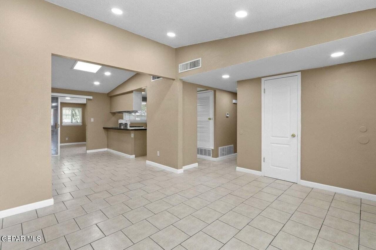 6039 Pompeii St - Photo 5 of 20