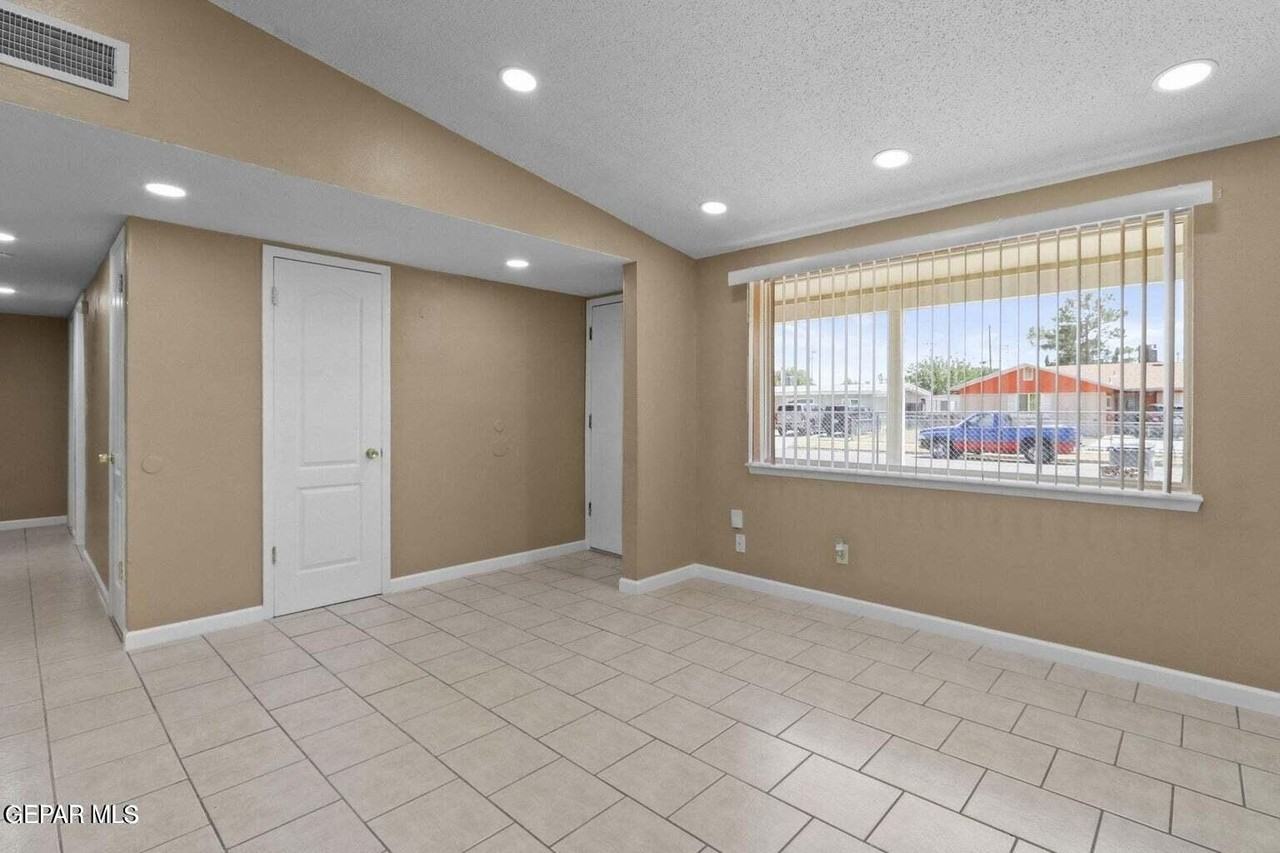 6039 Pompeii St - Photo 6 of 20