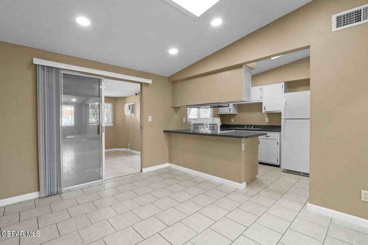 6039 Pompeii St - Photo 7 of 20