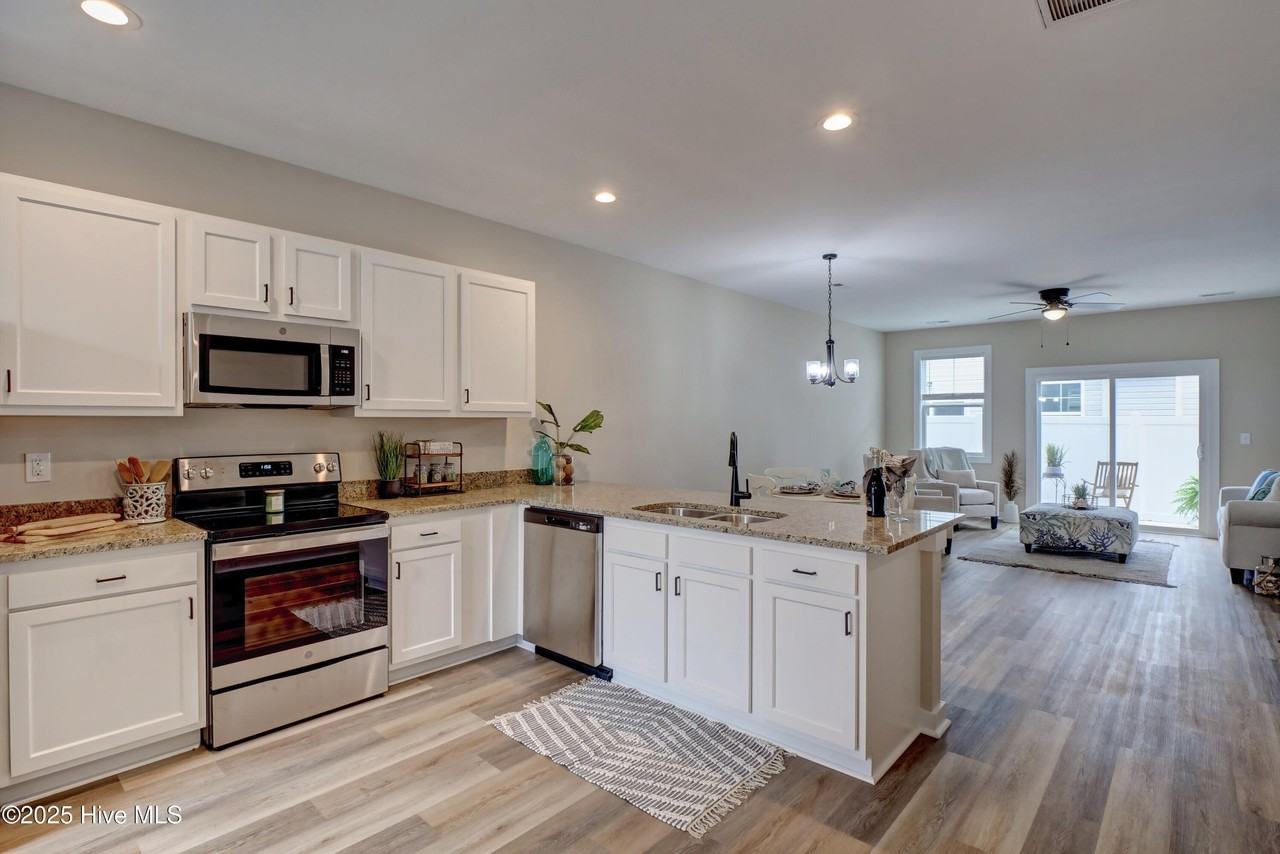 607 Windsurfing Ln - Photo 4 of 23