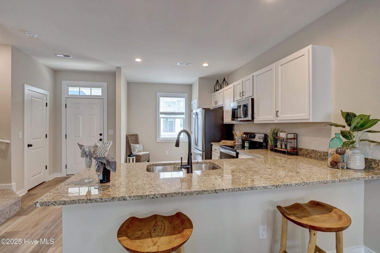 607 Windsurfing Ln - Photo 5 of 23