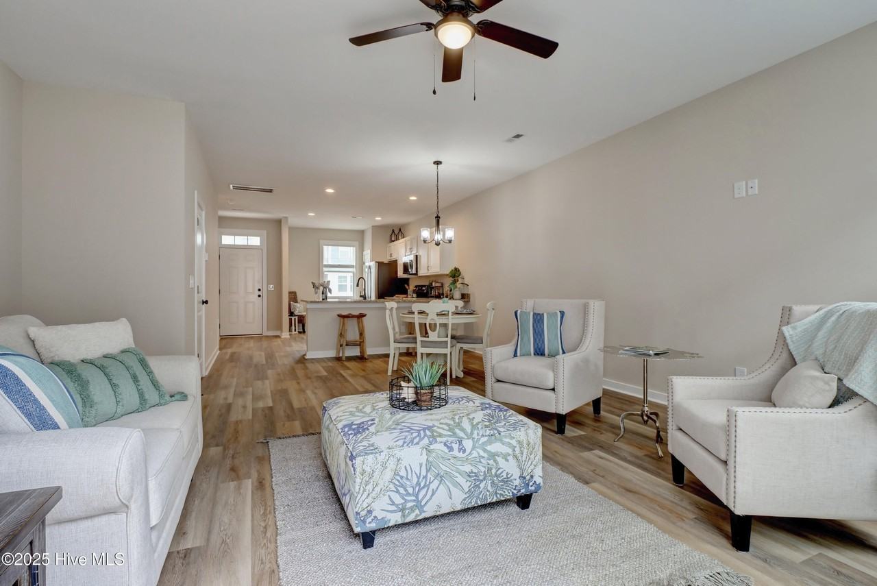 607 Windsurfing Ln - Photo 7 of 23