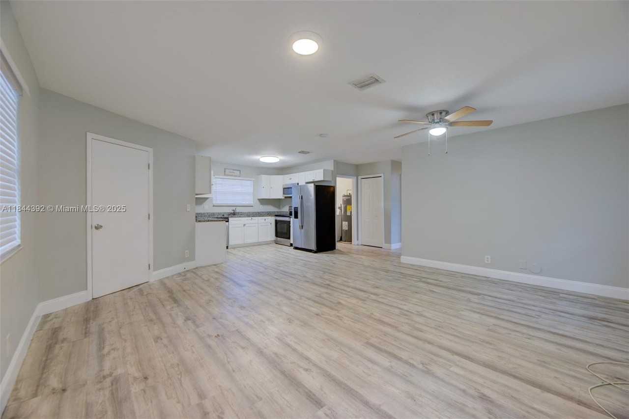 1224 Northeast 2nd Avenue #A - Photo 4 of 24