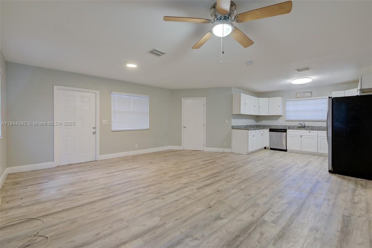 1224 Northeast 2nd Avenue #A - Photo 5 of 24