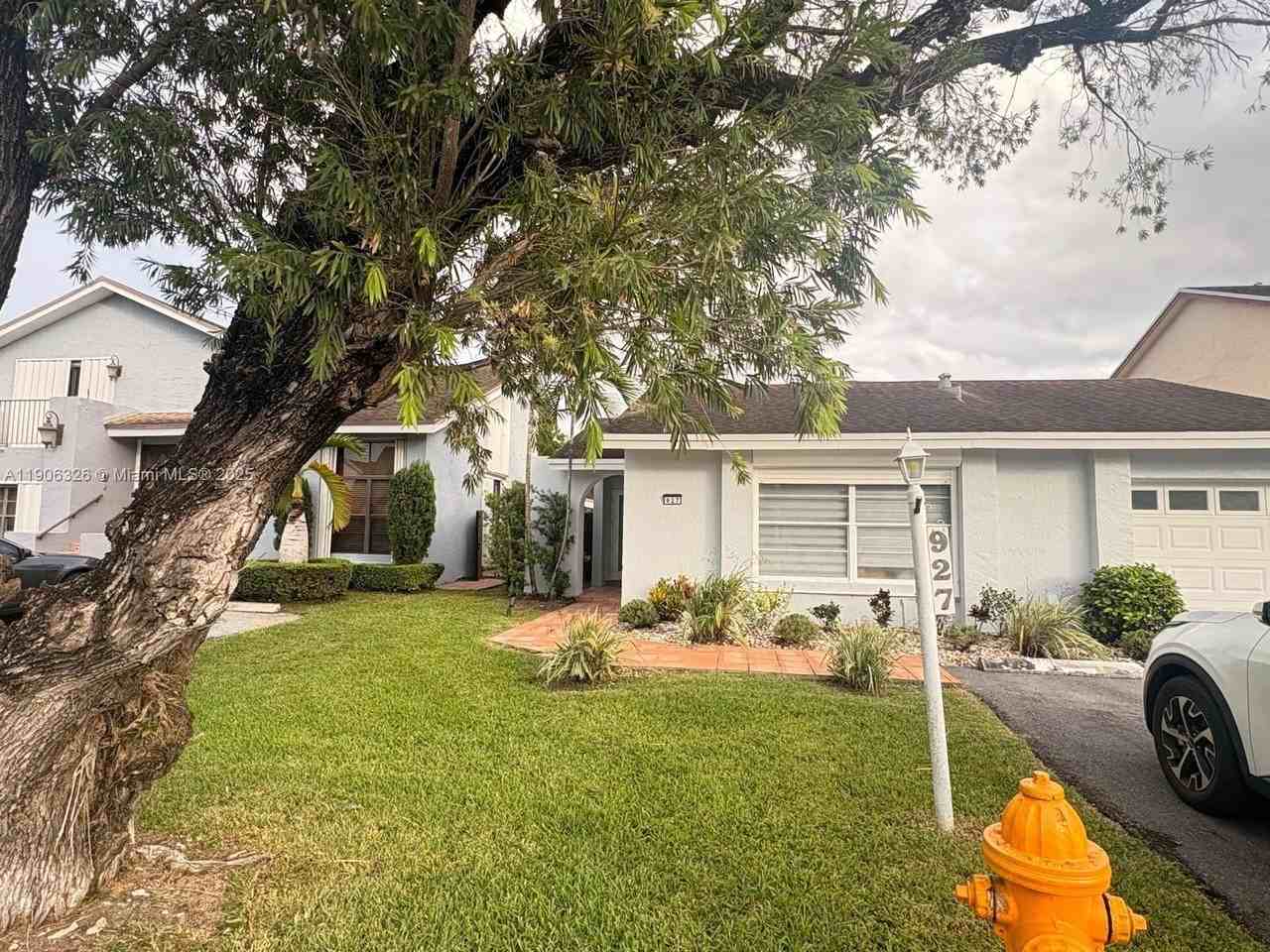 927 Nw 106th Avenue Cir - Photo 3 of 24