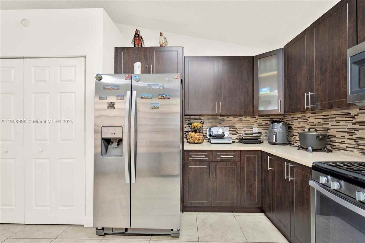 11037 Sw 152nd Ct - Photo 3 of 35