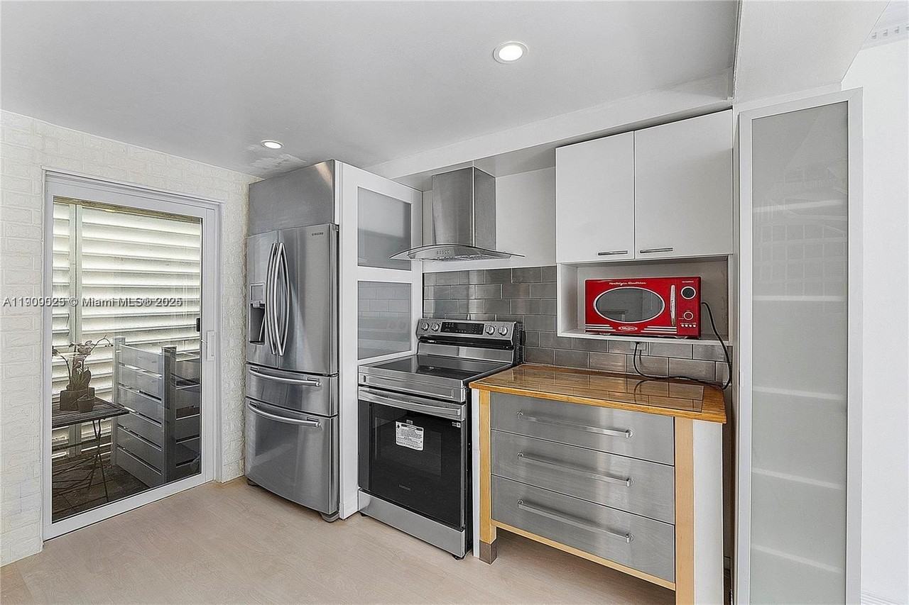 517 Northeast 38th Street #9 - Photo 4 of 16