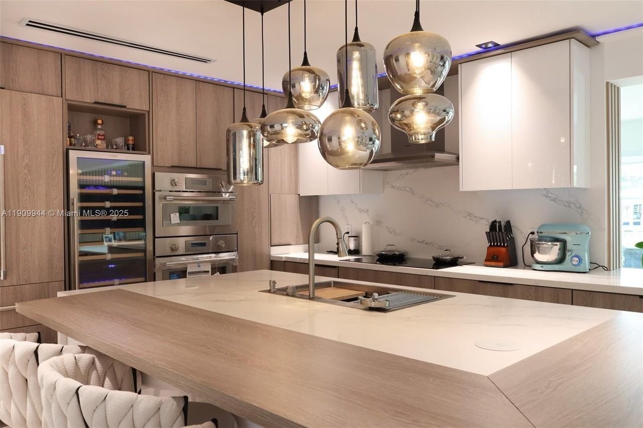 2537 Se 10th Ct - Photo 2 of 45