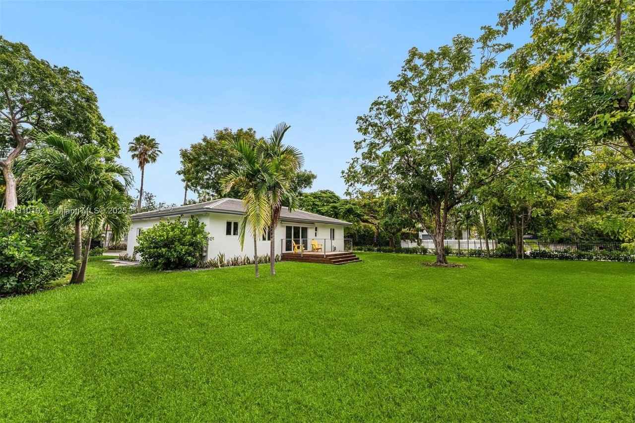 810 Nw 7th St - Photo 2 of 33