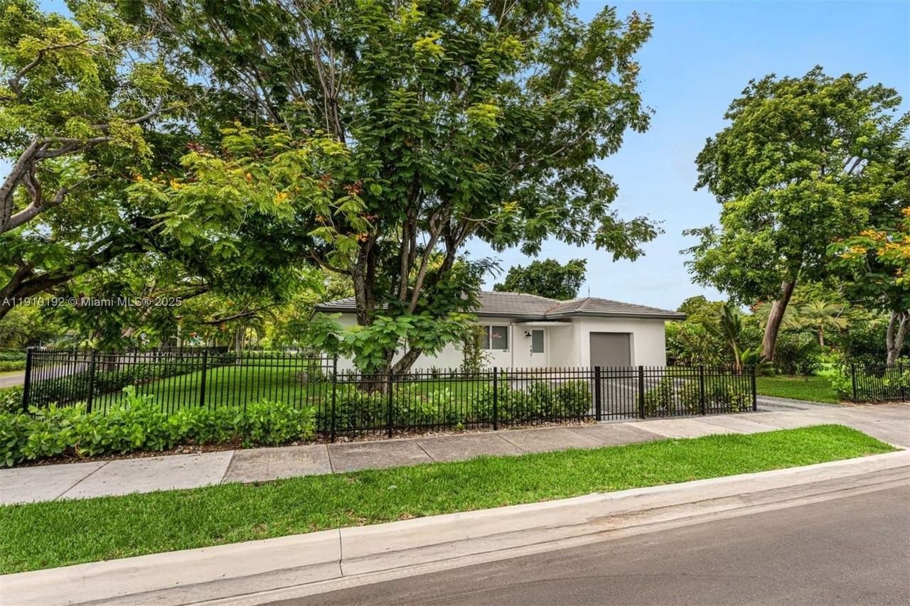 810 Nw 7th St - Photo 3 of 33