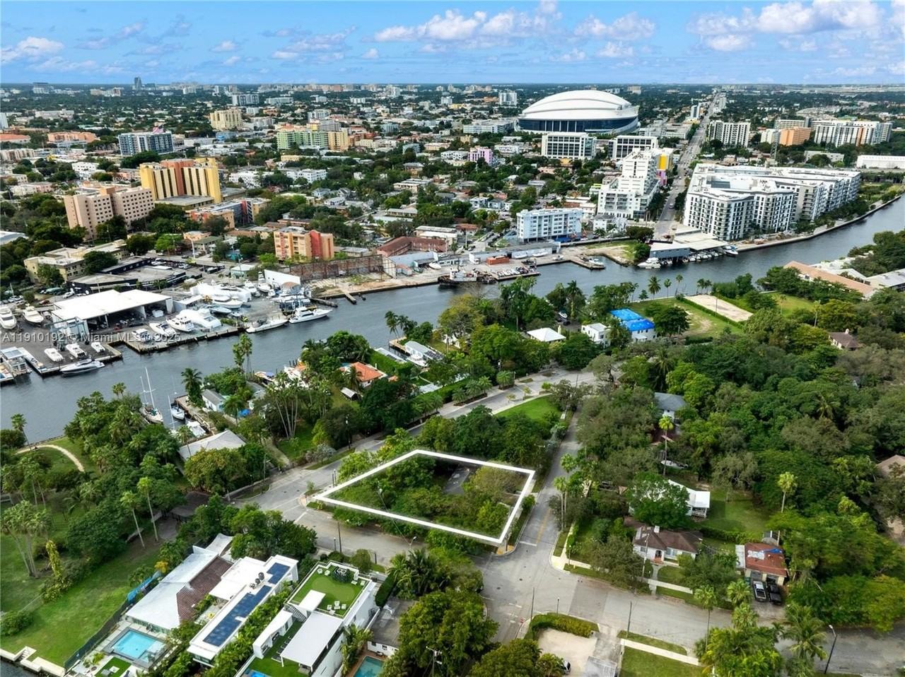 810 Nw 7th St - Photo 4 of 33