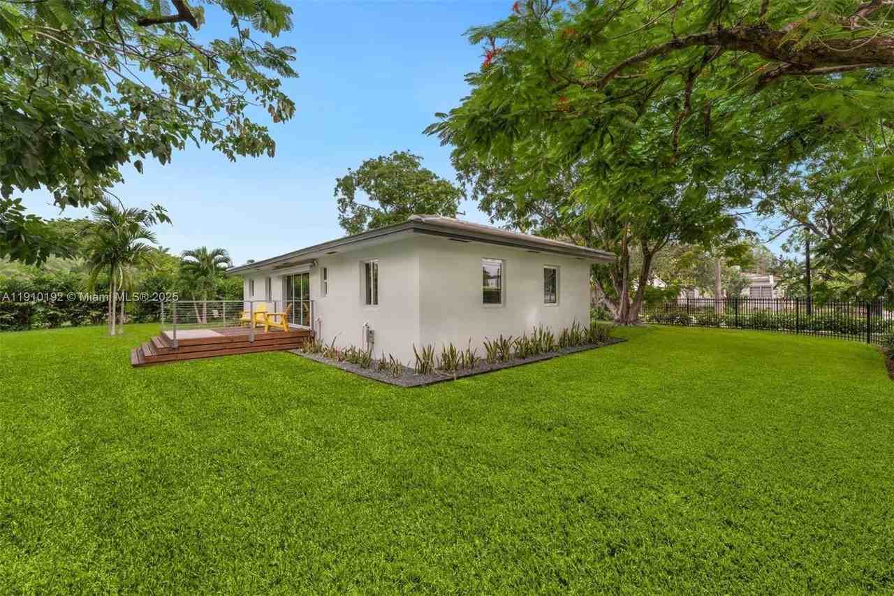 810 Nw 7th St - Photo 6 of 33