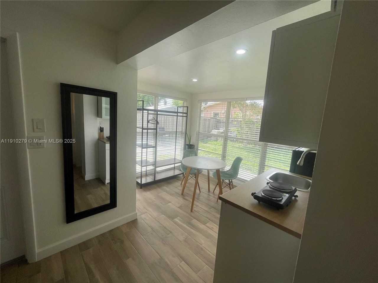 1505 Ne 15th Ave #4 - Photo 3 of 8