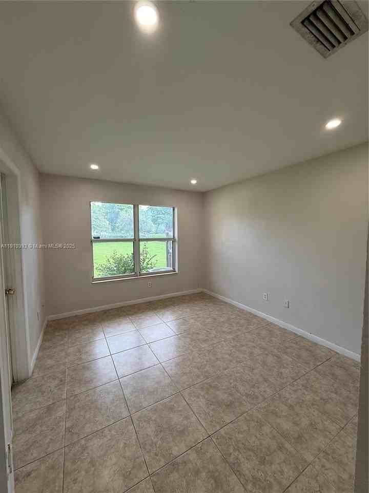 7612 Nw 38th Ct #13 - Photo 4 of 10