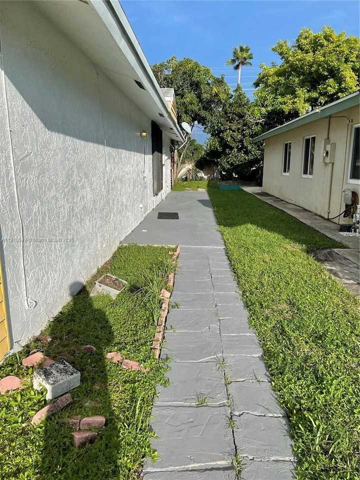 1234 Southwest 71st Terrace - Photo 2 of 20