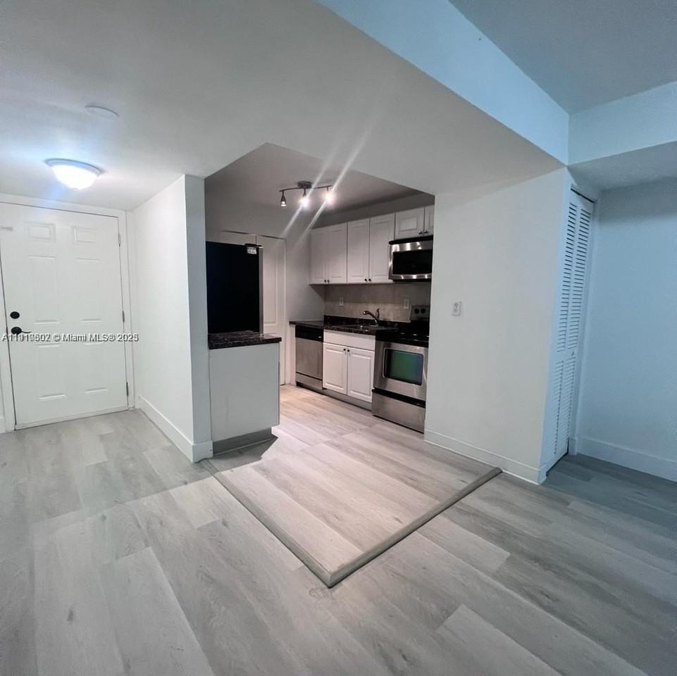 933 Ne 199th St #104 - Photo 3 of 7