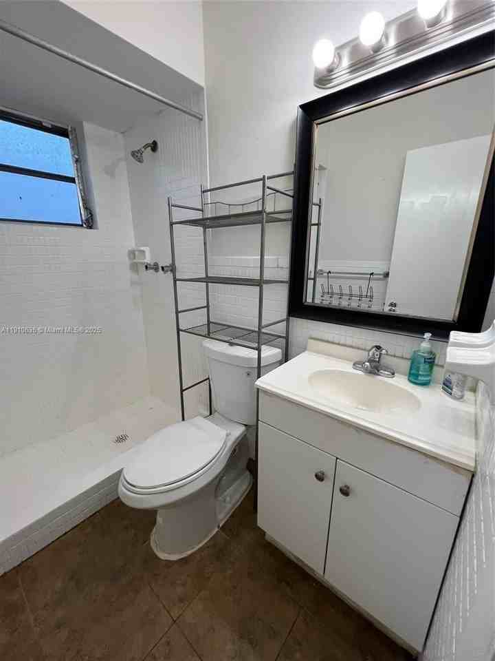 4841 Sw 45th Ave #3 - Photo 2 of 6