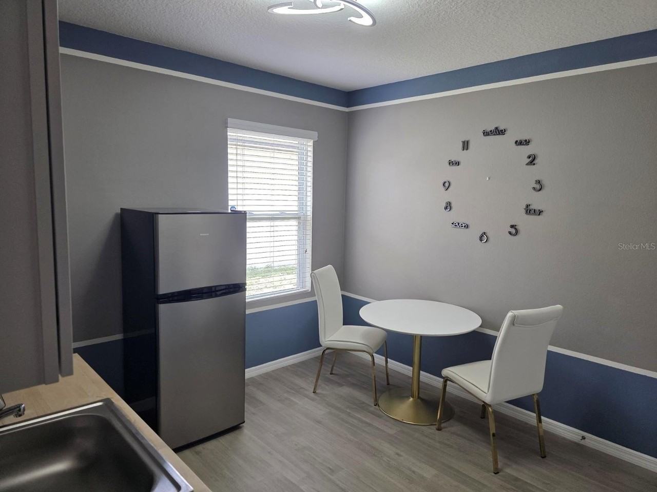 981 Chanler Dr - Photo 4 of 11