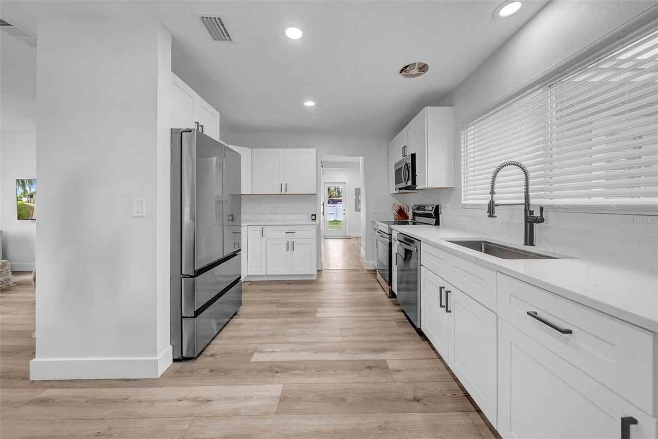 5548 Dartmouth Ave N - Photo 7 of 30